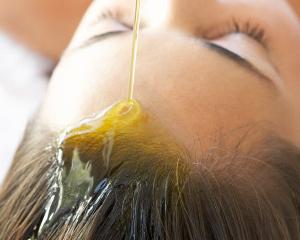 Léčitelný kafrový olej na vlasy