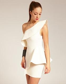 bílé šaty s baskou